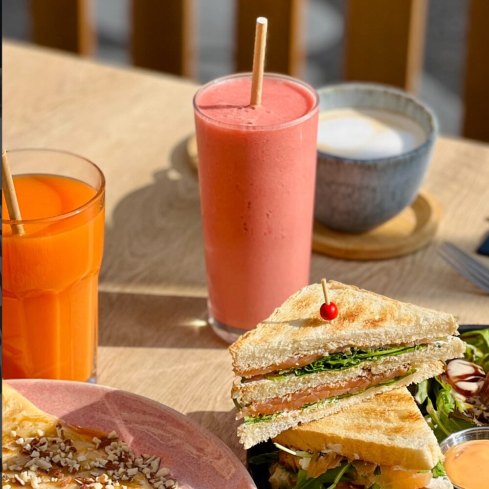Sandwich club, jus frais et smoothie de Maïda
