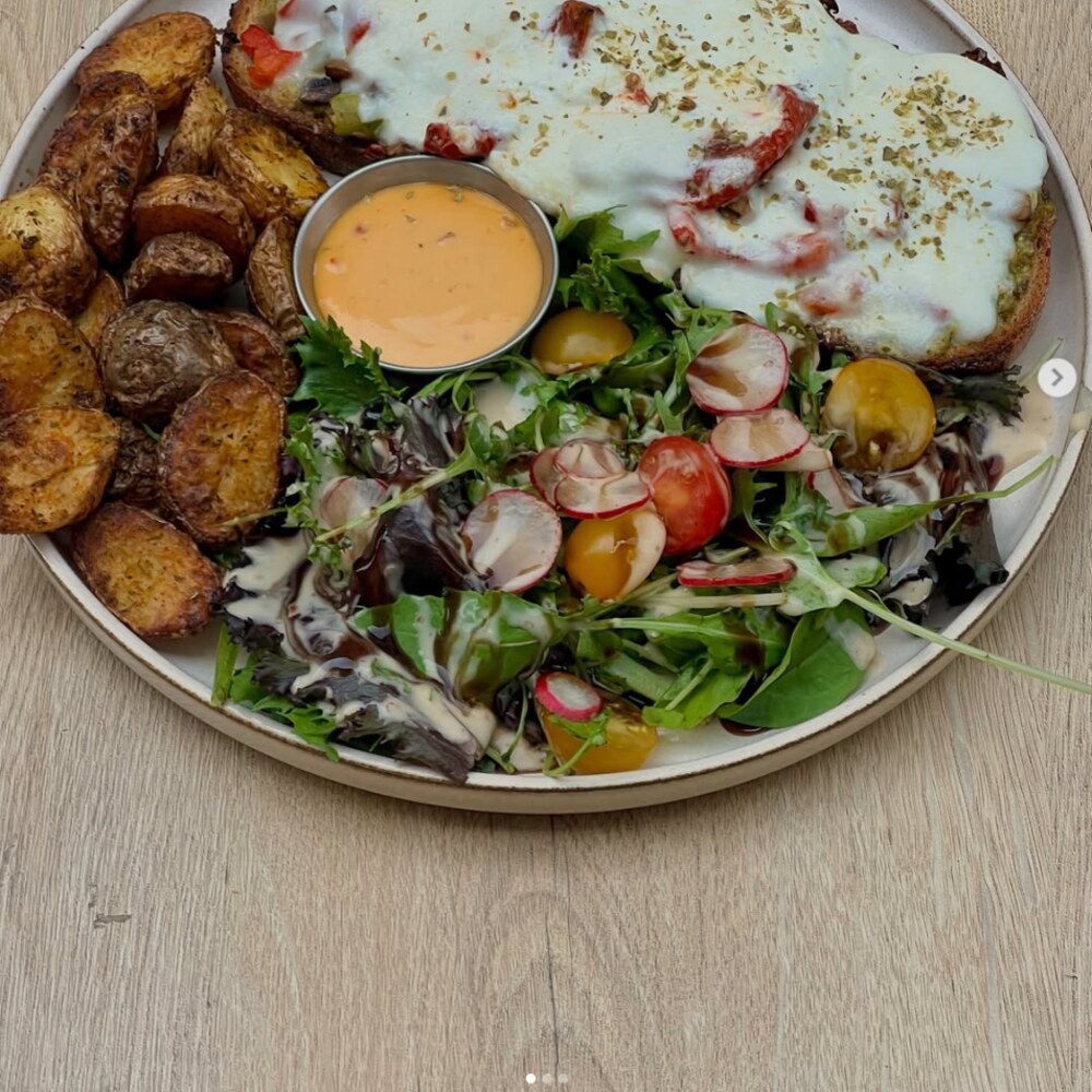 Tartine méditerranéenne de Maïda, poivrons, champignons et burrata